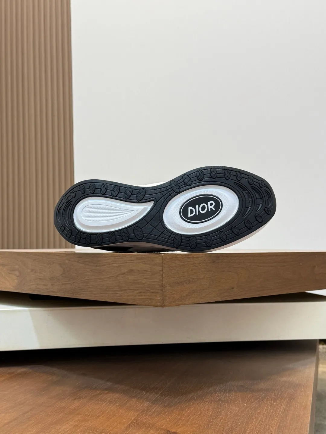 💰800 Dior's latest men's fashion sneakers. This item draws inspiration from retro jogging shoes. Featuring a thick, low-top design, it features a mesh fabric upper and an ultra-light rubber foam sole. The side is decorated with an embossed "Di~r" logo. Code number: 39-44 (order 38, 45, 46)